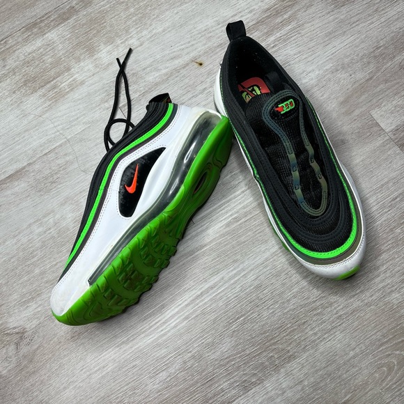 Nike missing 1 shoe lace - Picture 2 of 2